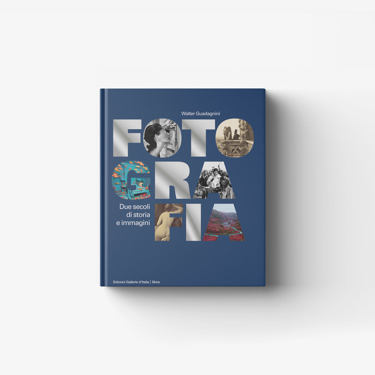 Photography history book in blue with Skira Arte and illustrated sixteen chapters