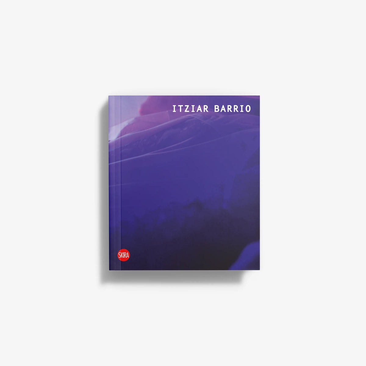 Contemporary art artwork in purple with Itziar Barrio text by Skira Arte, intersection of art, film and technology theme