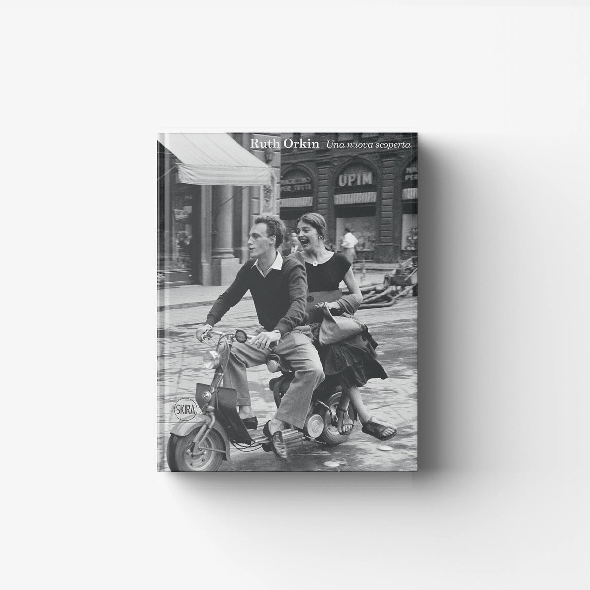 Monografia fotografica in black and white by Skira Arte, Ruth Orkin, with street scene and title text Una nuova scoperta